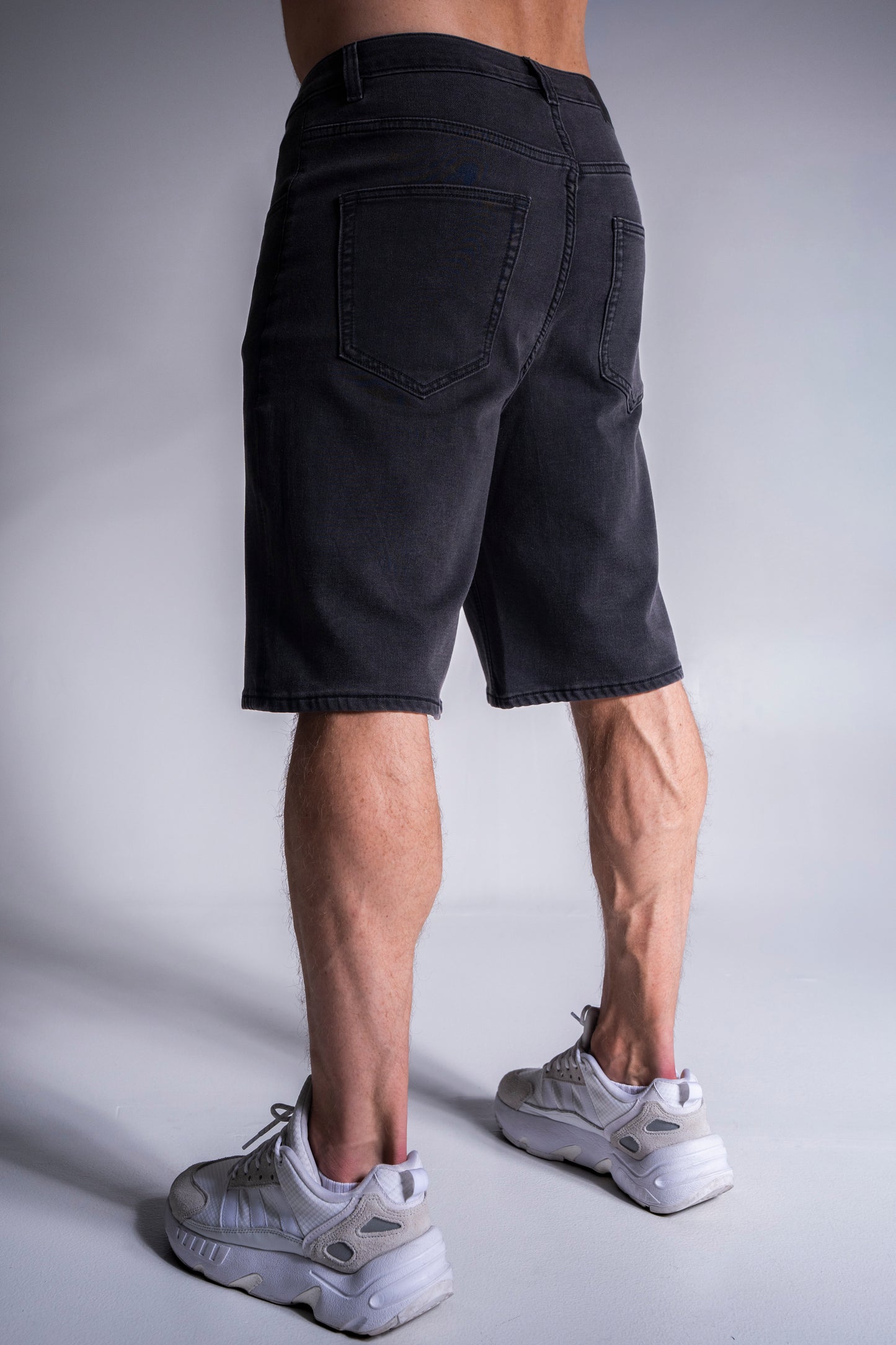 Athloose shortsit tummanharmaa