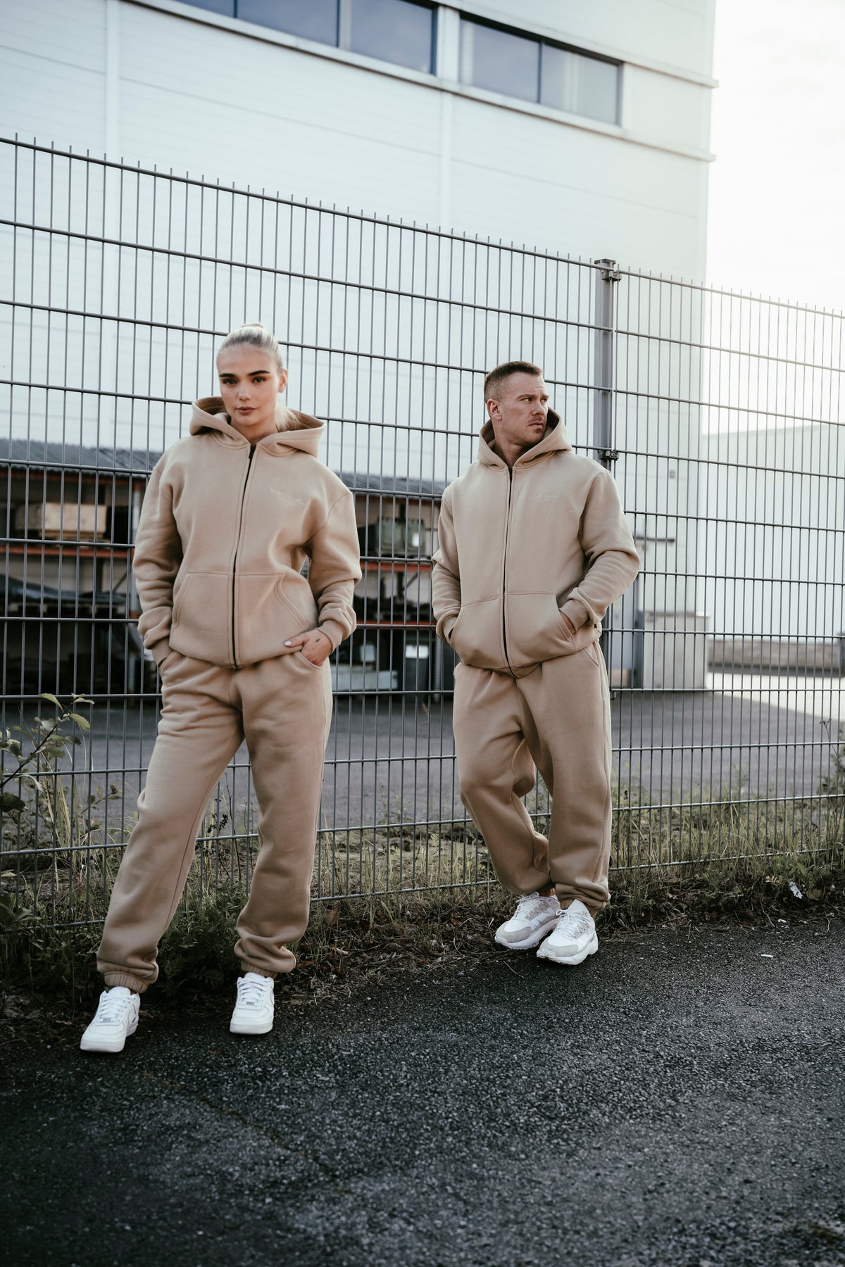 HEAVY collegehousut heavy beige