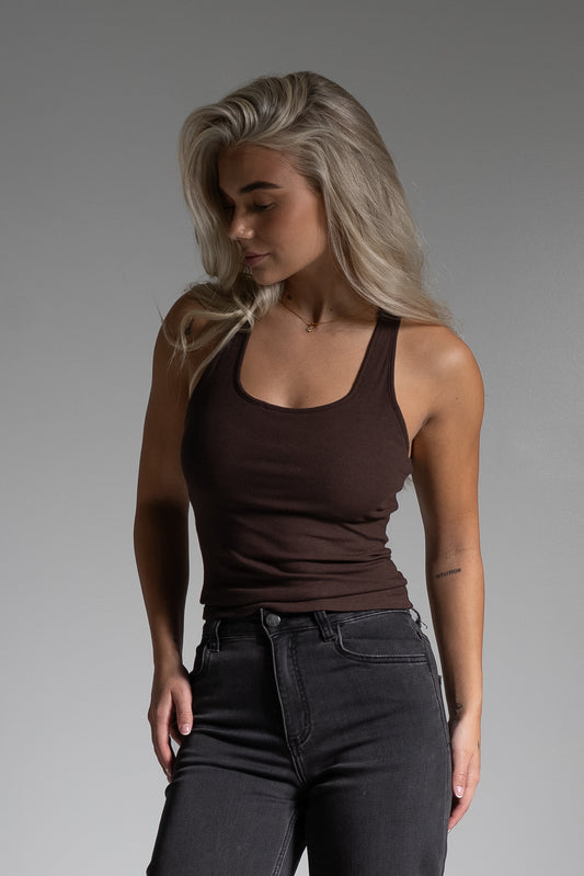 Rib cross back top tummanruskea