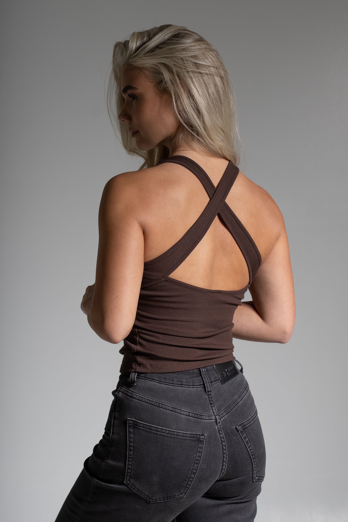 Rib cross back top tummanruskea